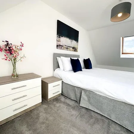 Chestnut House By Blue Skies *